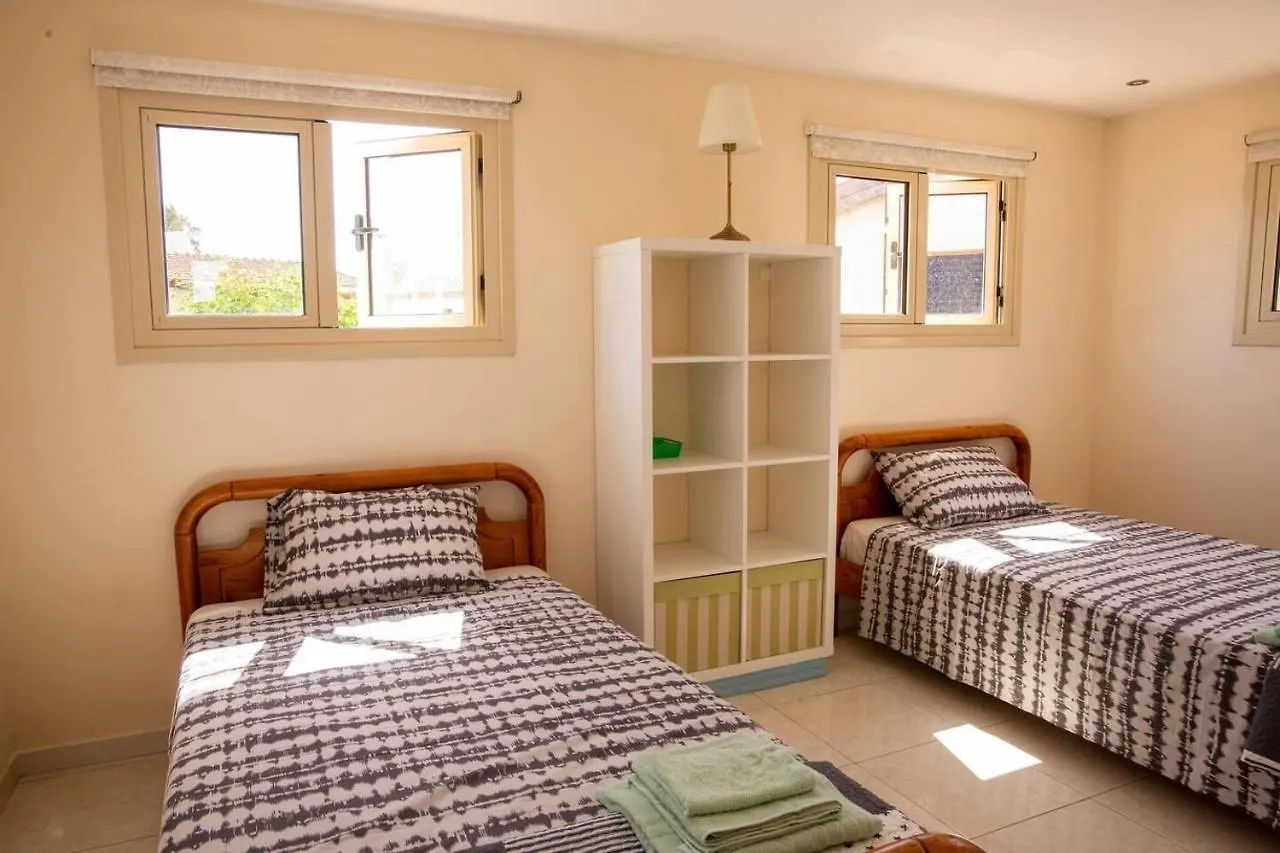 Dom wakacyjny Captivating Lake & Oceanview Getaway House Meneou Cypr